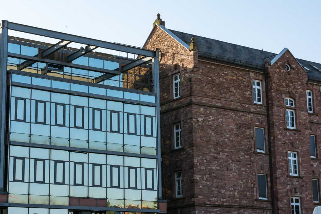 Neubau vs. Altbau nebeneinander